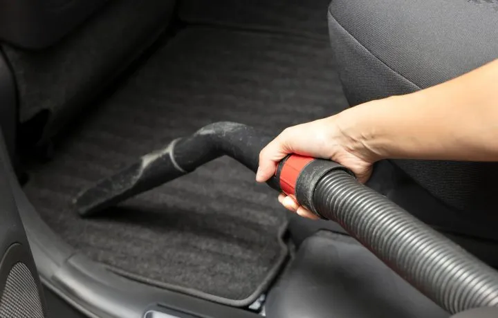 車のフロア、マットを掃除する画像