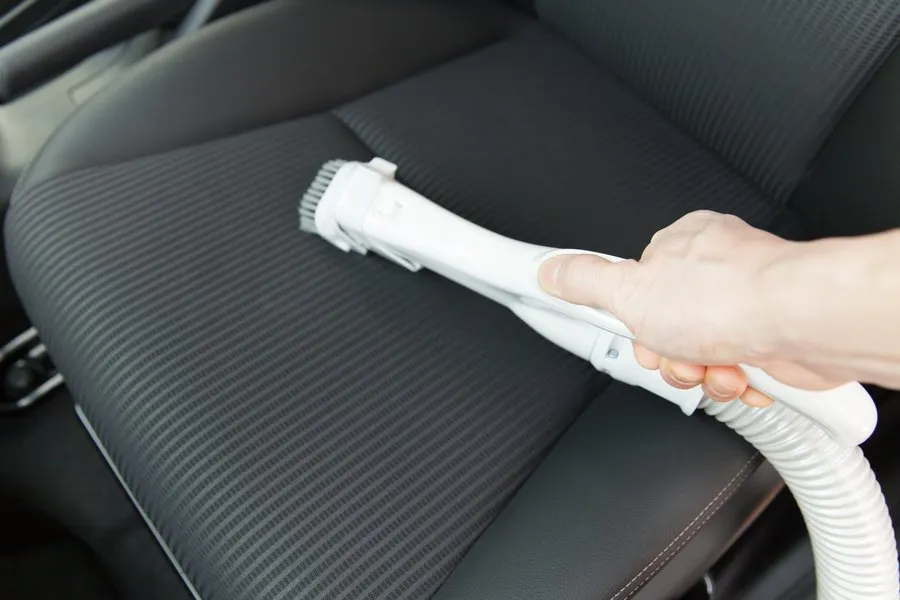 車のシートを掃除する画像