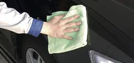 ボディのミネラル汚れを拭き取る様子