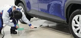 車の下回りを洗浄する様子